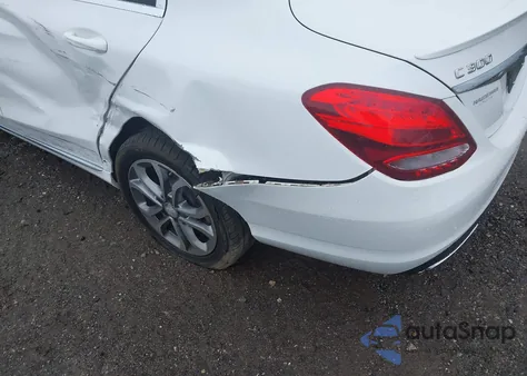 2016 Mercedes-Benz C 300 4Matic z USA, uszkodzony, nr VIN 55SWF4KB8GU108567